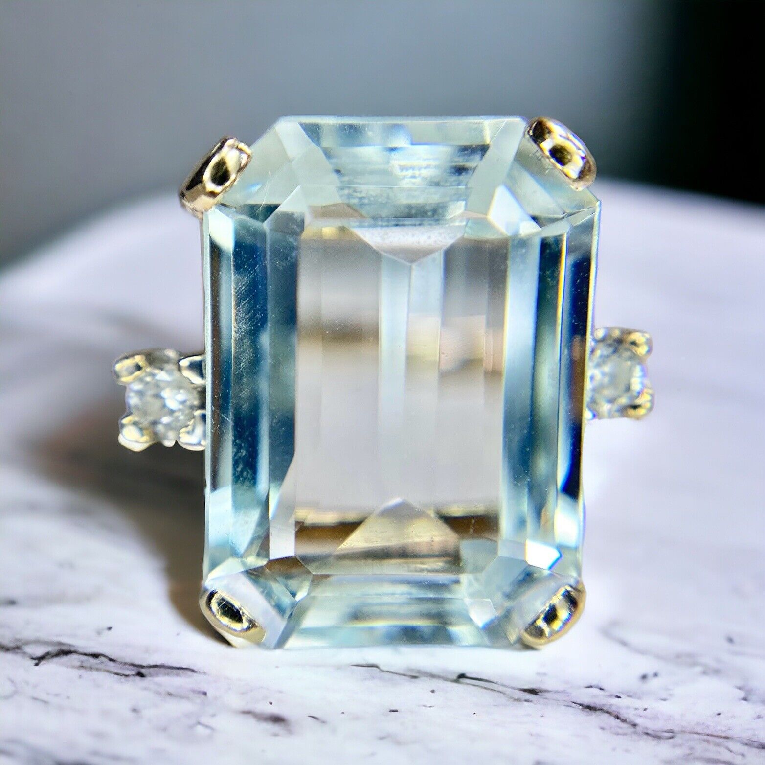 Vintage 10k Yellow Gold Emerald Cut Aquamarine Round Diamond Ring